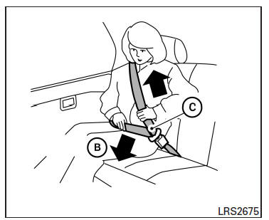 Nissan Note. Cómo abrochar los cinturones de seguridad