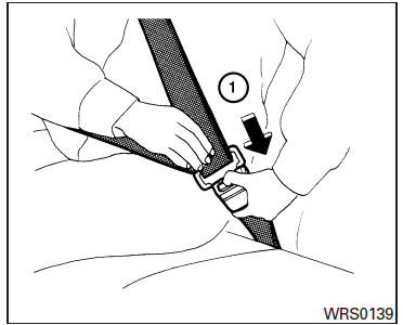 Nissan Note. Cómo desabrochar los cinturones de seguridad