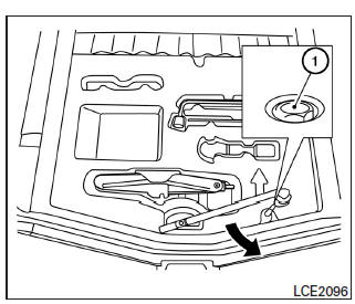 Nissan Note. Reinstalación de la llanta de refacción temporal a su posición original