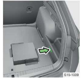 Skoda Octavia. Compartimento de almacenamiento con elementos de carga en el maletero